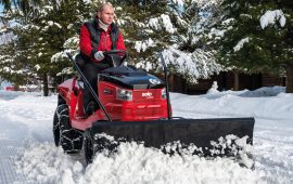 Traktor ogrodowy do walki ze śniegiem!