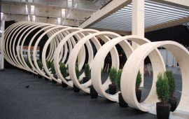 Futurystyczna konstrukcja spirali z drewna gięto-klejonego