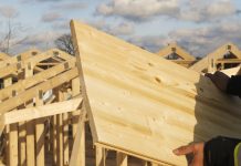 Montaż paneli na pokryciu dachowym obniża koszty robocizny